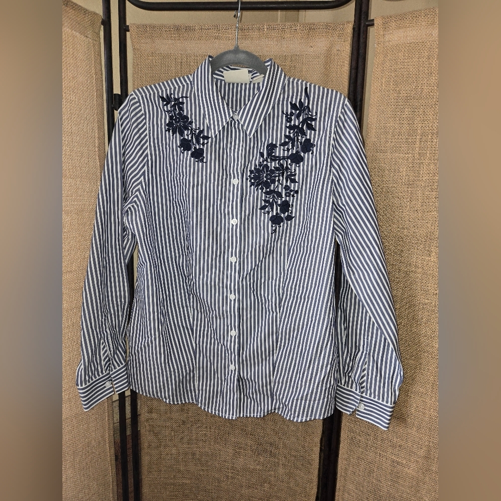 Chicos No Iron Blue White Button Up Shirt with Floral Embroidery Size 1 - Picture 1 of 10
